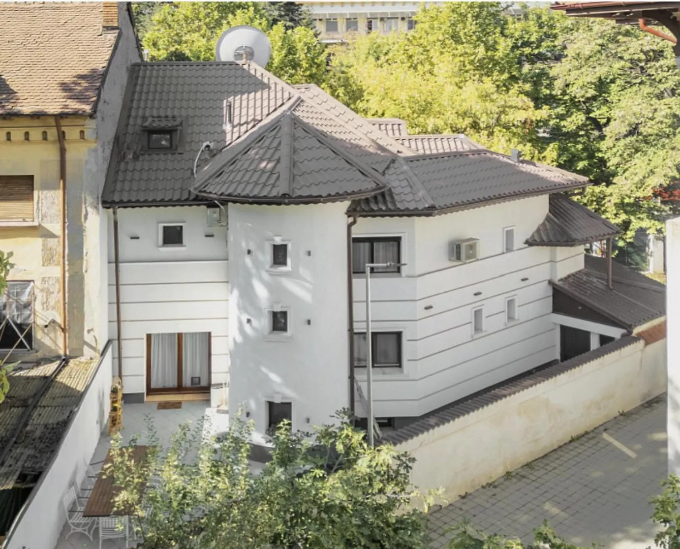 White Luxury House location